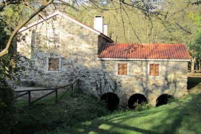 Área Natural Muíño de Pedroso ~ Camping Río Xuvia en O Castro (A Coruña)