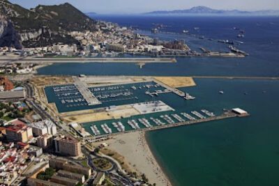 Parking puerto deportivo Alcaidesa en La Línea de la Concepción (Cádiz)